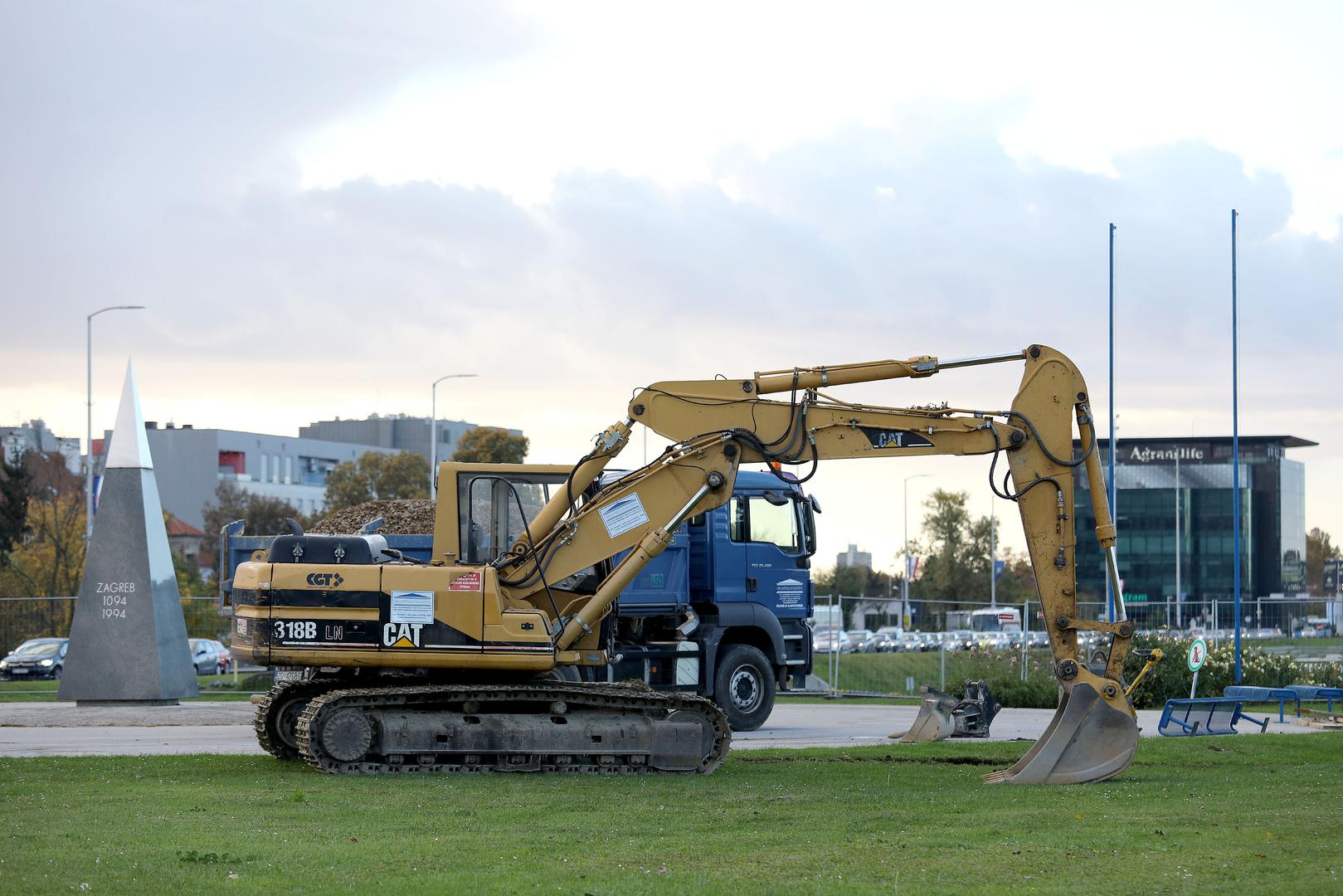 U Ulici Hrvatske bratske zajednice počeli su radovi na uređenju prostora i postavljanju spomenika dr. Franji Tuđmanu.