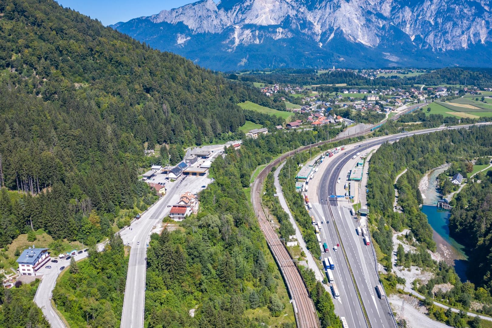 AUT, Coronaviruskrise, Rückreiseverkehr am Grenzübergang Thörl Maglern 22.08.2020, Arnoldstein, AUT, Coronaviruskrise, Rückreiseverkehr am Grenzübergang Thörl Maglern, verstärkte Kontrollen an den Grenzübergängen nach Österreich, im Bild Situation am Grenzübergang Arnoldstein Thörl Maglern // during controls at the Thörl Maglern border crossing in Arnoldstein, Austria on 2020/08/22. EXPA Pictures © 2020, PhotoCredit: EXPA/ Johann Groder EXPA/ Johann Groder