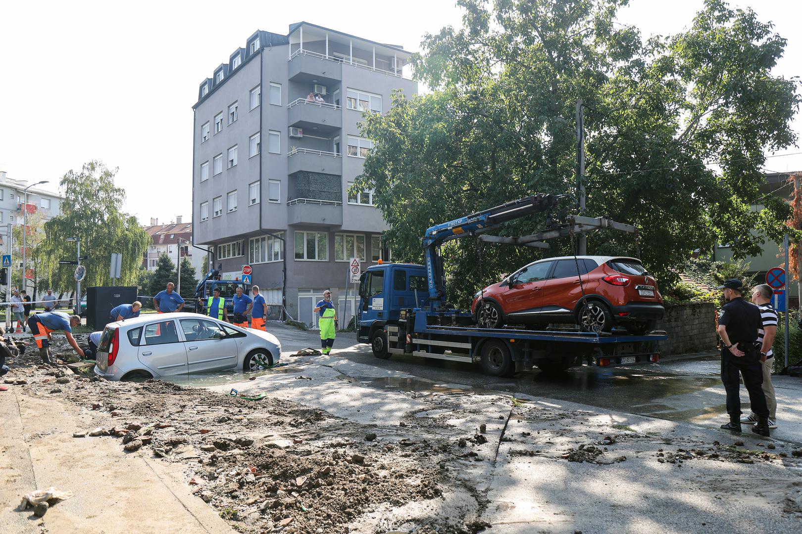 Na licu mjesta već je stigla dizalica koja je počela s izvlačenjem automobila, dok se radnici bore s popravkom situacije.