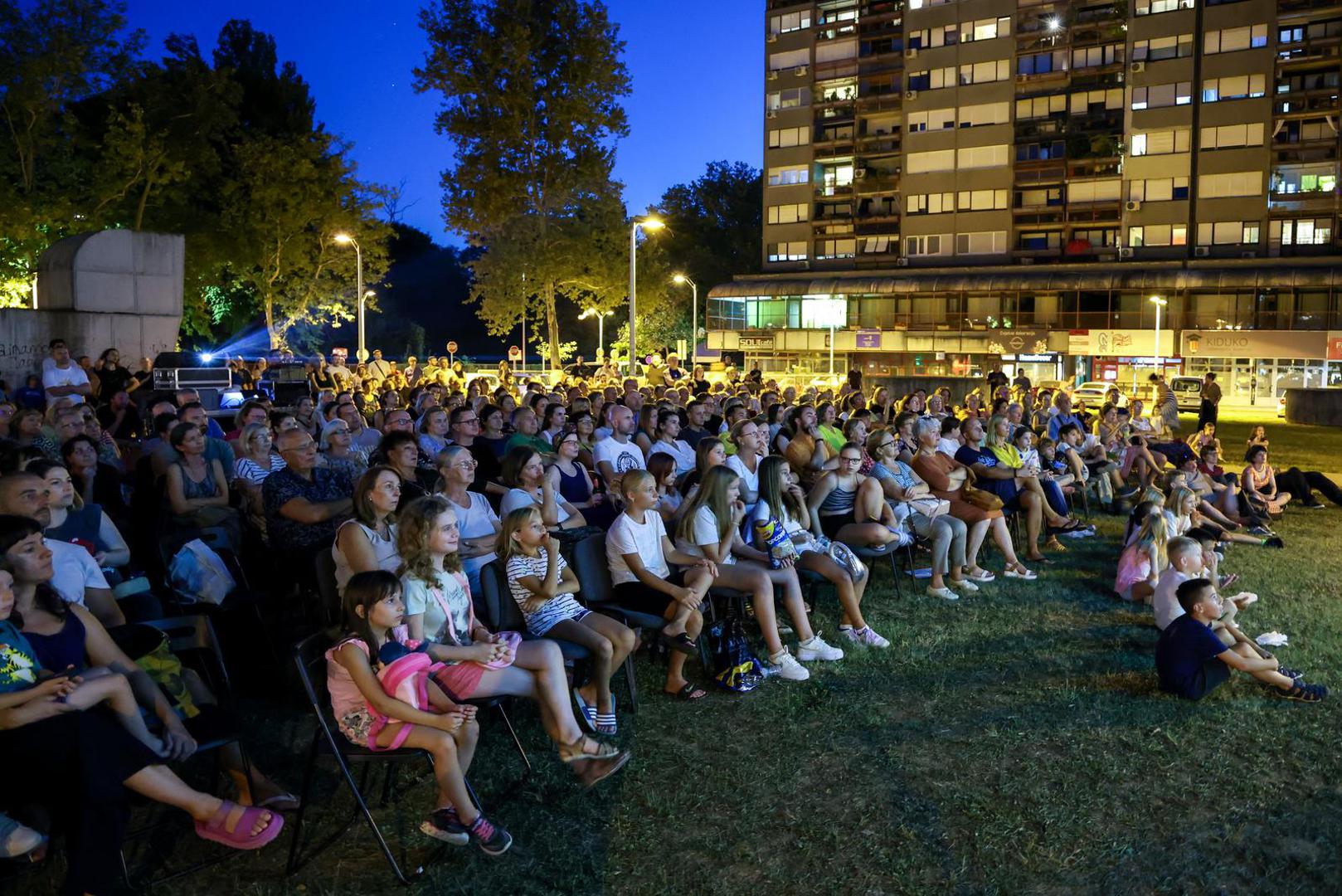 Bogat program sprema se i danas.
Nedjeljni program počinje u 11:30 sati interaktivnom dječjom predstavom Zvukolika šuma Svetlane Patafta i Lucije Stanojević koja se bavi osnovnim glazbenim pojmovima