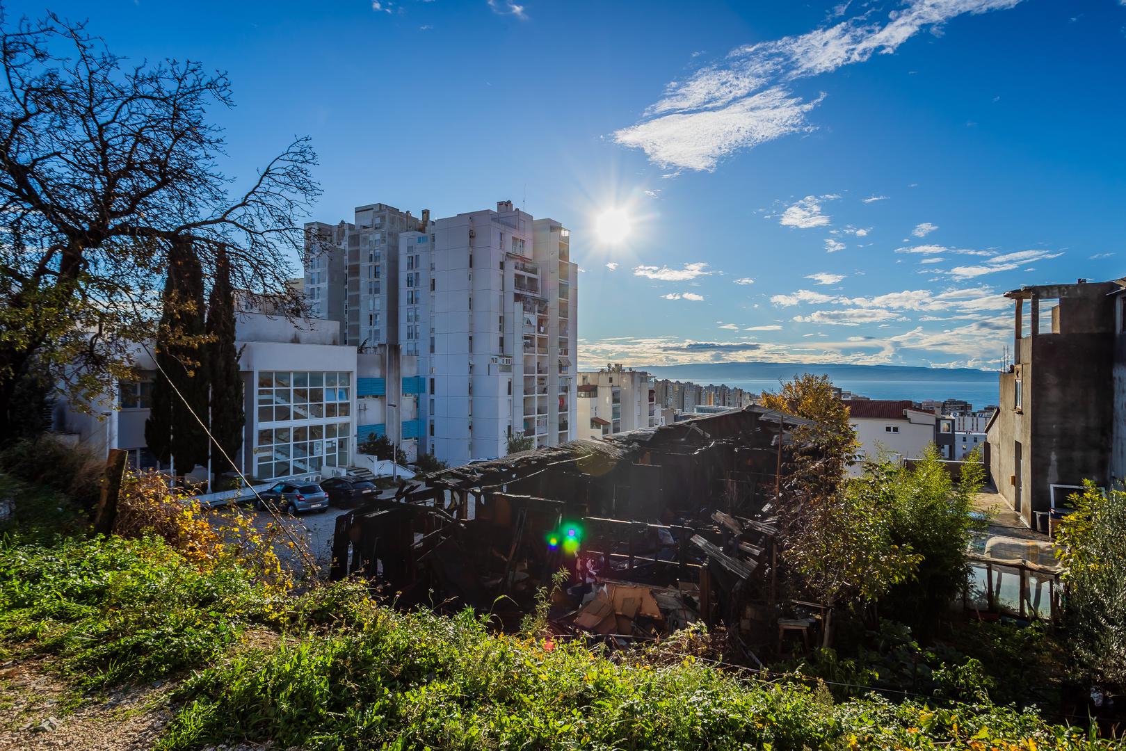 06.12.2023., Split - Pozar drvenog objekta na Sucidru. Jutro nakon pozara koji je progutao drvenu baraku. Photo: Zvonimir Barisin/PIXSELL