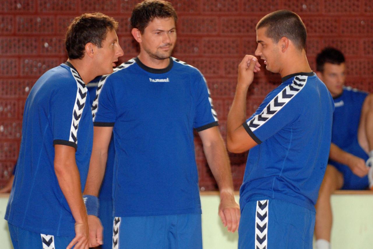 '27.07.2009.....Zagreb...spo....Okupljanje momcadi rukometasa Croatia osiguranje Zagreb u dvorani Kutija Sibica,gdje su odradili prvi trening prije odlaska na pripreme.Mirza Dzomba, Denis Spoljaric i 