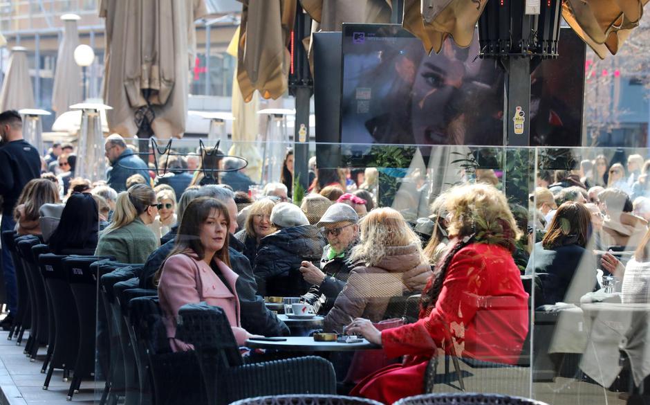 Zagreb: Sunce i toplo vrijeme napunili su gradske kafiće 