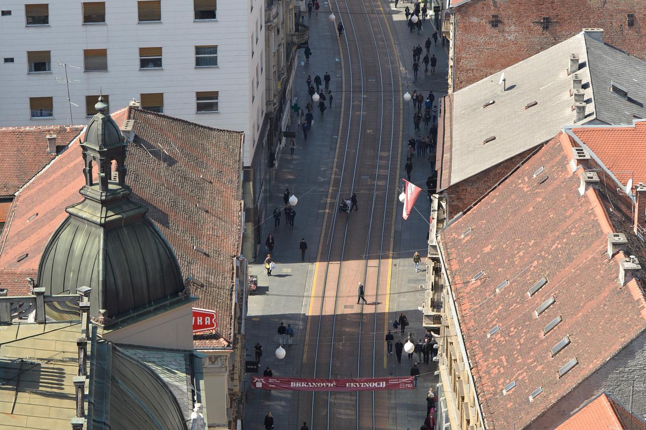 26.03.2015., Zagreb - Pogled s Zagreb Eye vidikovca na gradske znamenitosti i ustanove. Ilica.   Photo: Marko Lukunic/PIXSELL