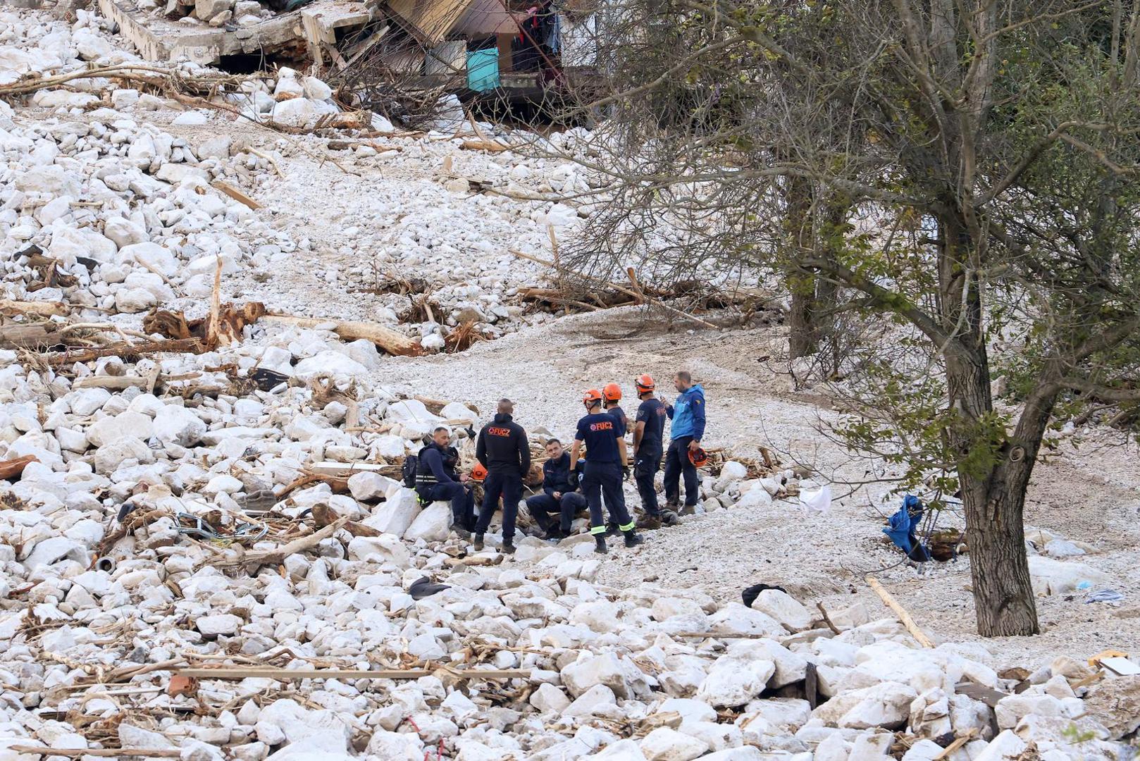 04.10.2024., Donja Jablanica, Bosna i Hercegovina - Pripadnici Civilne zastite pretrazuju podrucje u selu Donja Jablanica gdje je kliziste unistilo oko 15 kuca. Photo: Armin Durgut/PIXSELL