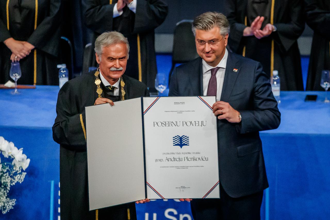 Split: Premijer Plenković primio posebnu povelju prilikom obilježavanja 50 godina Sveučilišta u Splitu