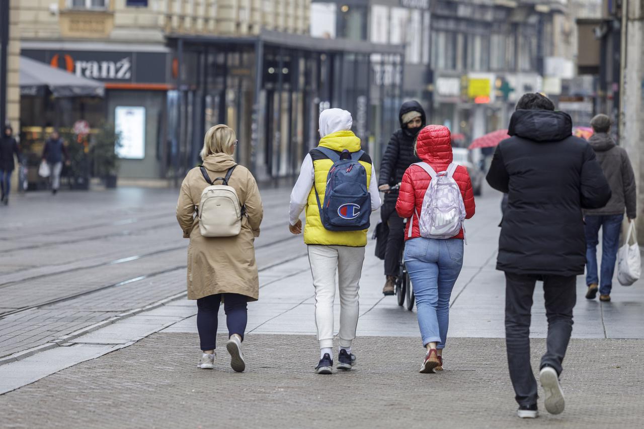 Zagreb: Kiša nije zaustavila građane da iskoriste vrijeme za šetnju centrom grada