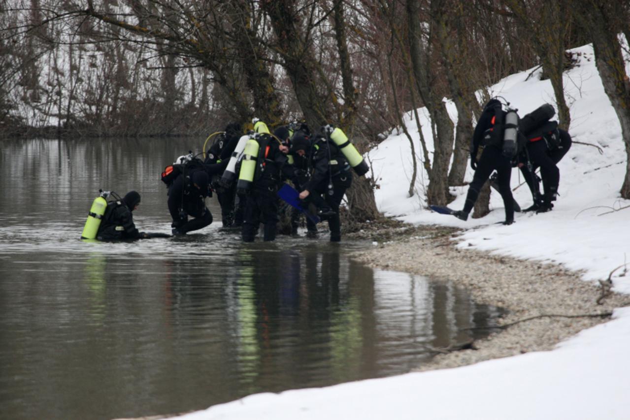 '13.03.2010., Zagreb-Na Jarunu policija traga za glavom i nogama ubijenog i masakriranog srpskog kriminalca Cvetka Simica. Policijski ronioci pretrazuju Jarun. Photo: Boris Scitar/PIXSELL'