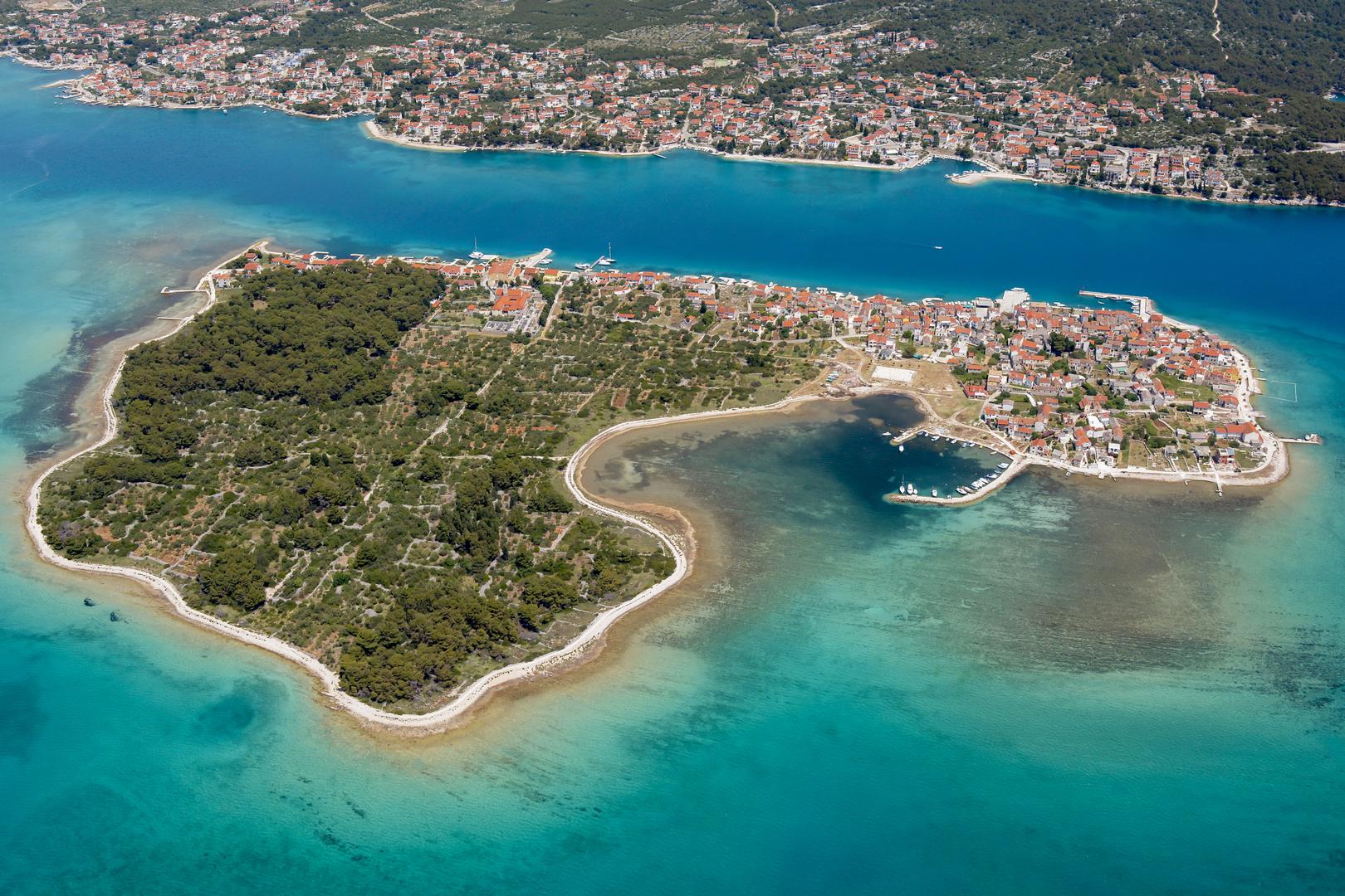 Najviša mu nadmorska visina ne prelazi 1,25 metara, a šezdesetih godina prošlog stoljeća s više od 1500 stanovnika bio je najgušće naseljeni otok na Jadranu.