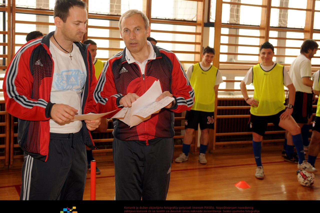 '222.02.2009. ,Zagreb - Kinezioloski fakultet, pokazni trening strucnjaka za tjelesnu pripremu sportasa, Claudia Gaudina, kondicijskog trenera reprezentacije Italije.  Zvonko Komes, kondicijski trener