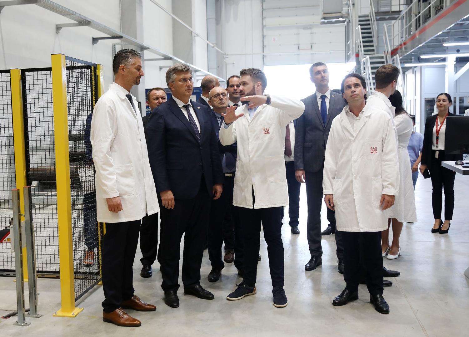 05.08.2023., Drnis - Obilazak tvornice aluminija Aluflexpack Novi. predsjednik Vlade RH Andrej Plenkovic, clan Uprave Aluflecpack Johannes Steurer (D) Photo: Dusko Jaramaz/PIXSELL