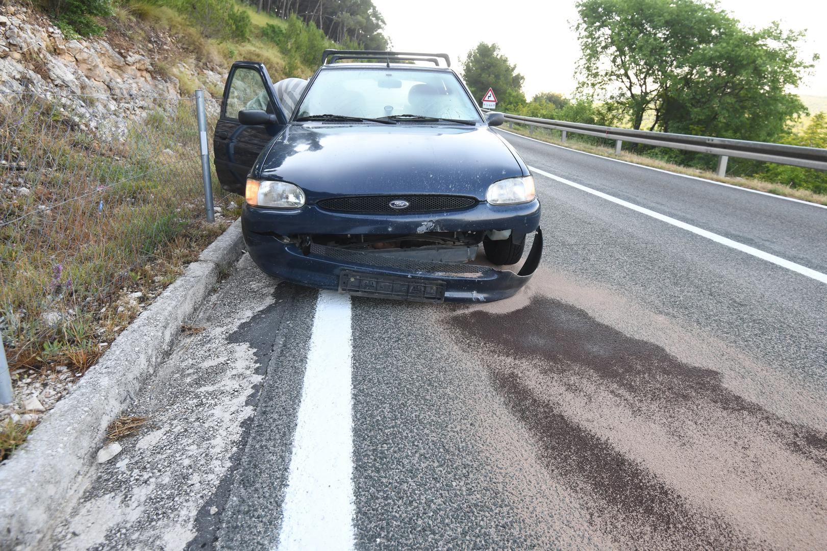 08.06.2021., Vrpolje - Automobil naletio na kamen koji je uslijed potresa pao na cestu kod Vrpolja. Photo: Hrvoje Jelavic/PIXSELL