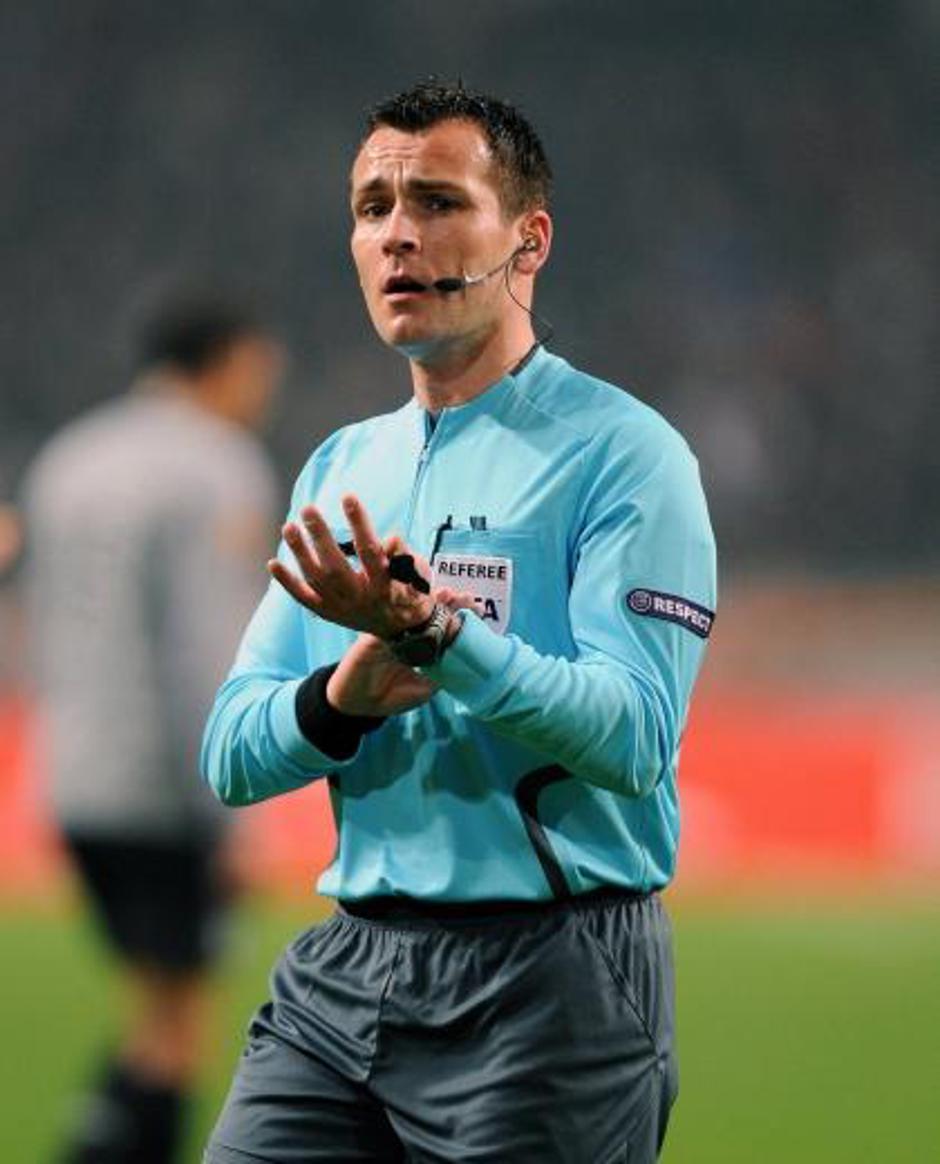 '18.02.2010, Amsterdam Arena, Amsterdam, NED, UEFA EL, Ajax Amsterdam vs Juventus Turin, im Bild Schiedsrichter Ivan BEBEK,  only for cro / austria / GER                                               