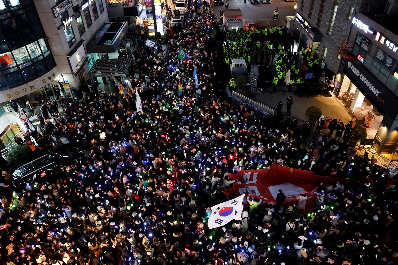 Protesters attend a rally calling for the impeachment of South Korean President Yoon Suk Yeol, who declared martial law, which was reversed hours later, in front of the headquarters of the ruling People Power Party, in Seoul, South Korea, December 9, 2024.  REUTERS/Kim Kyung-Hoon Photo: KIM KYUNG-HOON/REUTERS