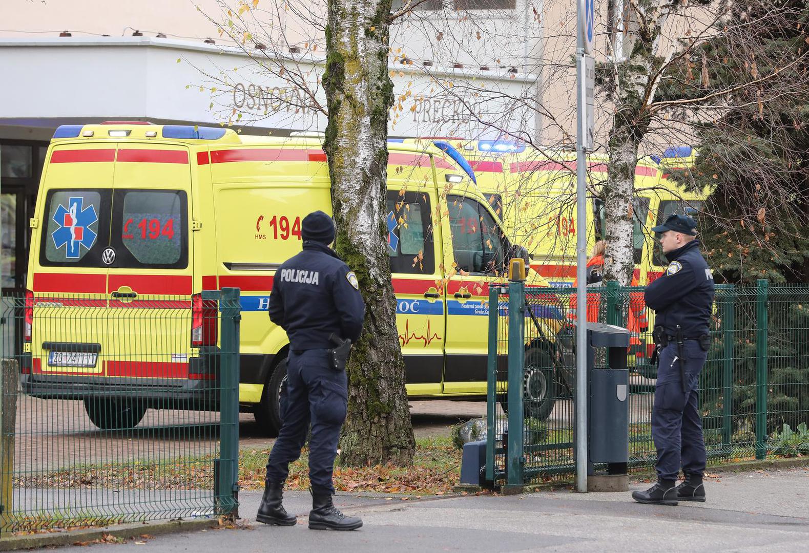 Na mjesto događaja interveniralo je puno policije i vozila Hitne pomoći.

