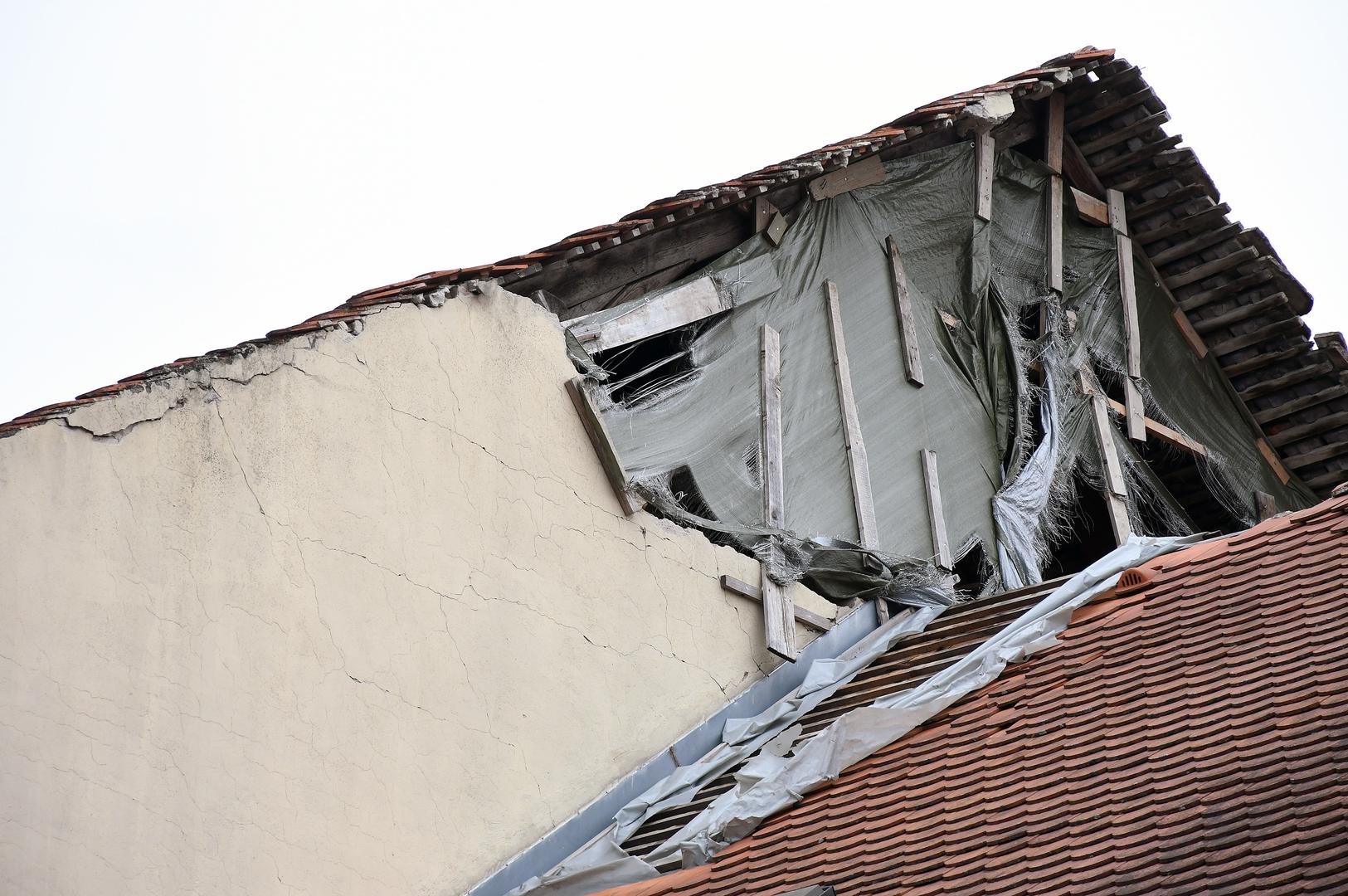 22.02.2024., Sisak - Jak vjetar trga PVC foliju koja prekriva ostecenja na zabatnim zidovima kuca nastala u potresu 2020. godine. Photo: Nikola Cutuk/PIXSELL