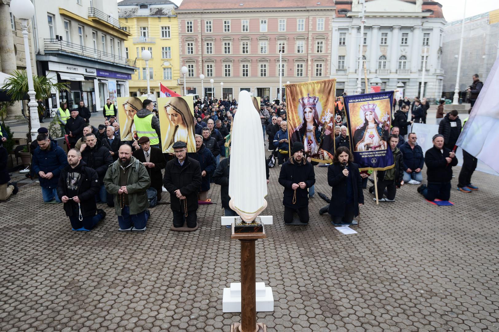 04.03.2023., Zagreb - Muskarci prve subote u mjesecu na muskoj molitvi krunice koja se odrzava na Trgu bana Josipa Jelacica gdje su i ove subote bilo ometanu od strane prosvjednika. Osim u Zagrebu, muskarci mole krunicu i u ostalih devet hrvatskih gradova. Photo: Neva Zganec/PIXSELL