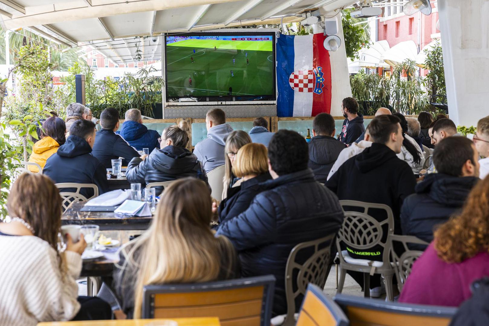 23.11.2022., Split - Tek manji broj gradjana u kaficu na Rivi je gledao utakmicu hrvatske nogometne reprezentacije. Photo: Milan Sabic/PIXSELL