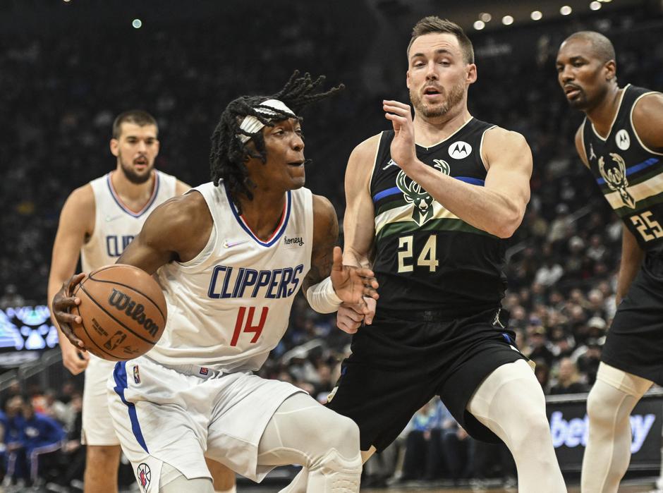 NBA: Los Angeles Clippers at Milwaukee Bucks