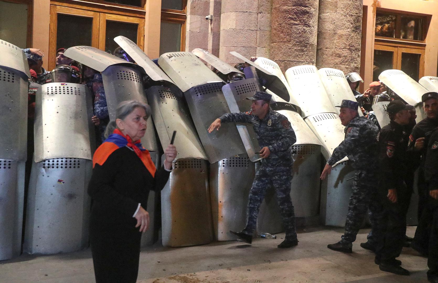 Law enforcement officers take cover behind their shields as protesters throw objects towards the government building during a rally to support ethnic Armenians in Nagorno-Karabakh following Azerbaijani armed forces' offensive operation executed in the region, in Yerevan, Armenia, September 20, 2023. REUTERS/Irakli Gedenidze Photo: IRAKLI GEDENIDZE/REUTERS