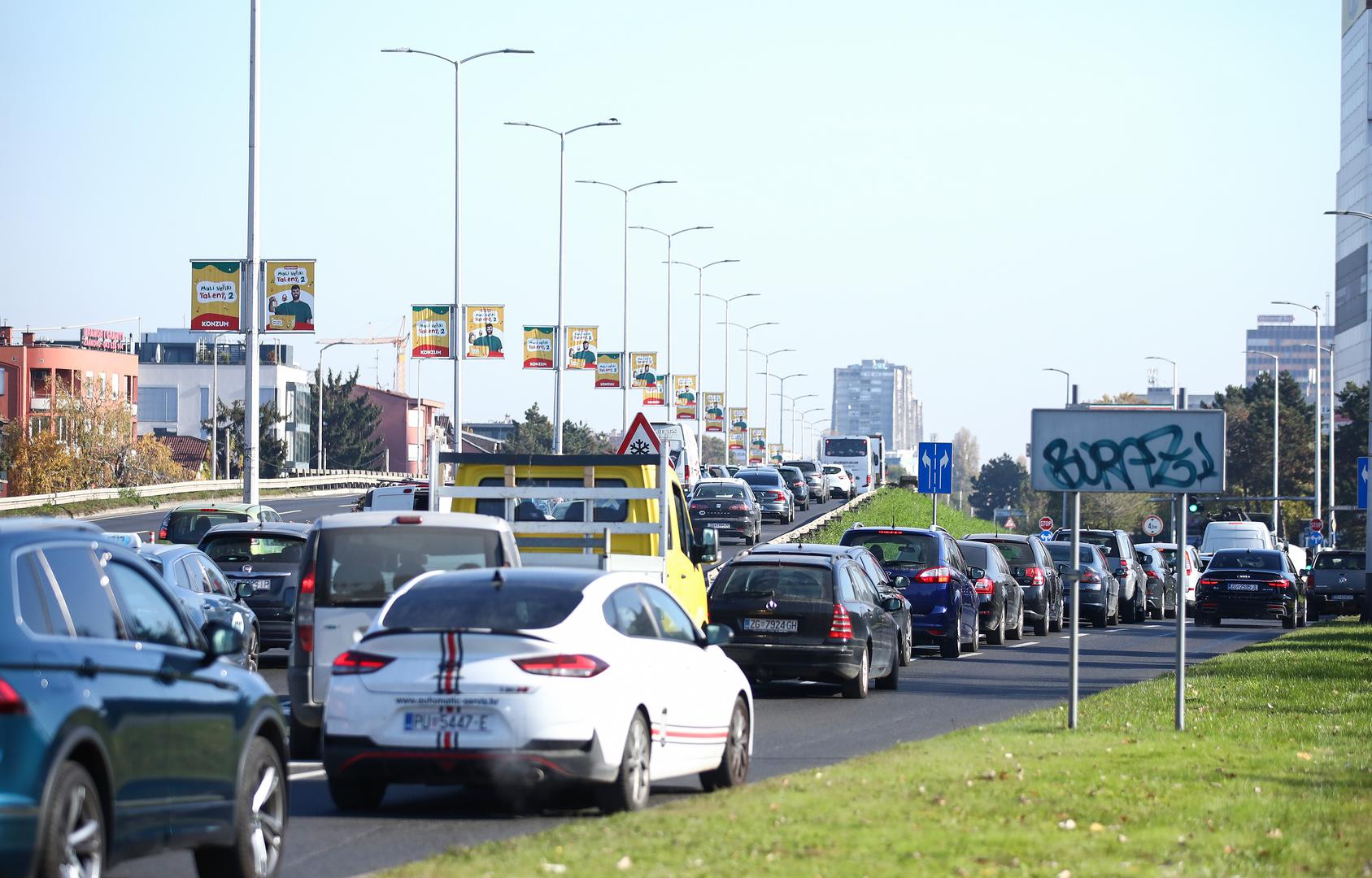 Tijekom nedavnih je radova potpuno je modernizirana rasvjeta, a zatvaranje prometa iskorišteno je i za redovito održavanje sustava javne odvodnje, popravke kolnika te uklanjanje samoniklog raslinja i zemlje na oba ulaza u podvožnjak, dok su pod vodenim pritiskom očišćeni zidovi podvožnjaka radi bolje vidljivosti, poručuju iz Grada. 