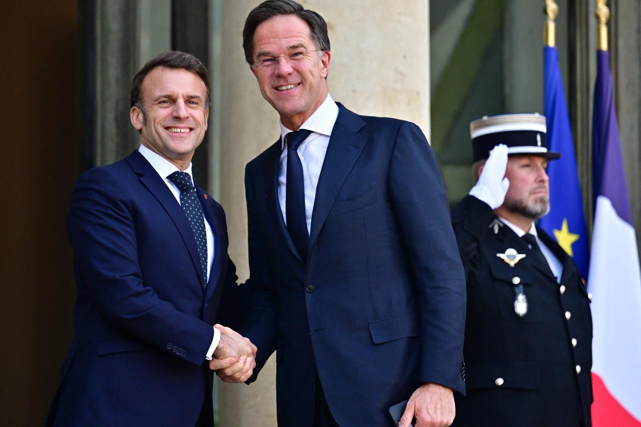 Le président français Emmanuel Macron accueille des dirigeants européens pour discuter de la situation en Ukraine et de la sécurité européenne lors d'un sommet informel au palais présidentiel de l'Elysée à Paris