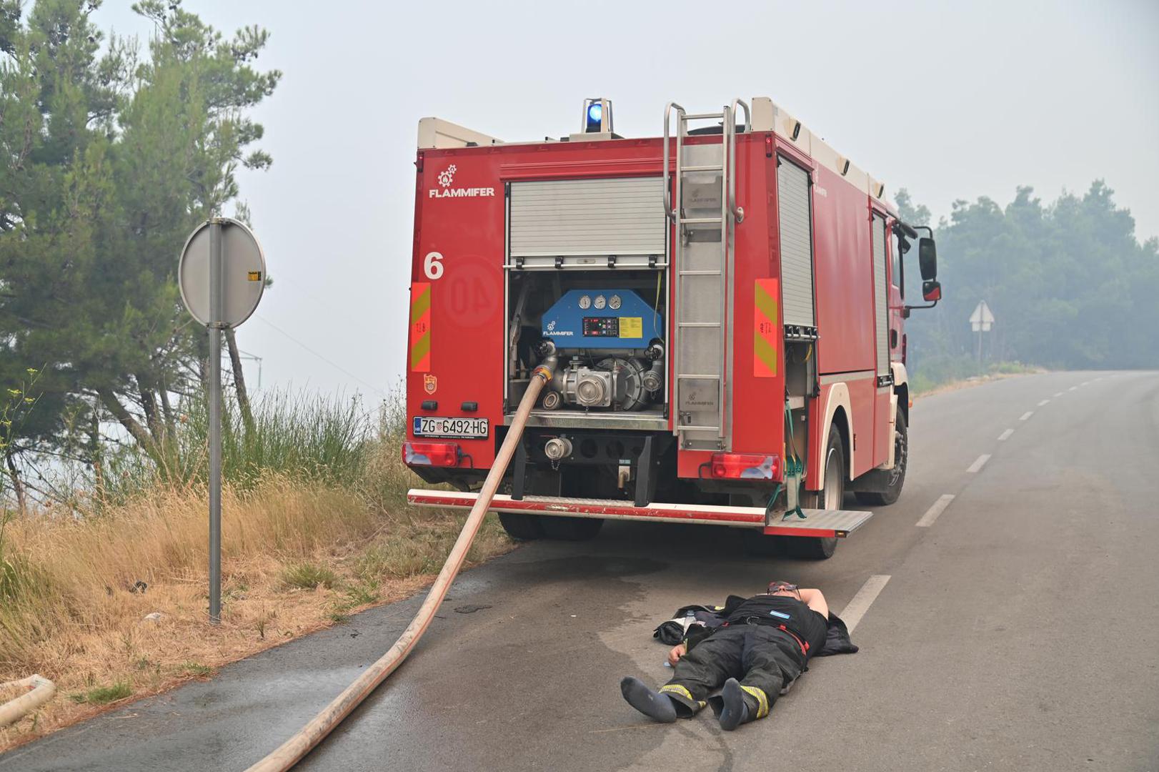 Vatra je zahvatila nisko raslinje i travu, a u gašenju sudjeluju vatrogasci sa šireg trogirskog i splitskog područja. 