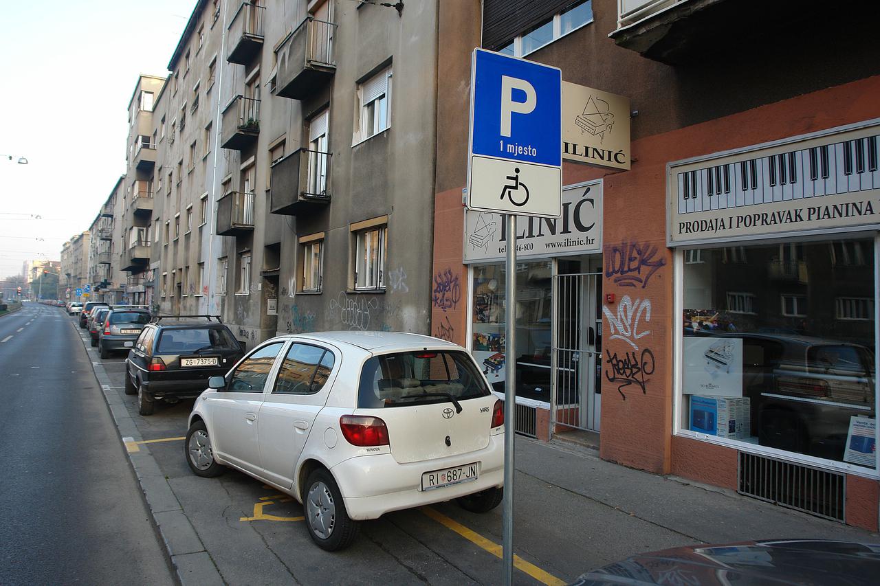 16.11.2008., Zagreb - Znakovi i parkirna mjesta rezervirana za invalide u gundulicevoj ulici. Vozilo Toyota Yaris registarskih oznaka RI 687 JN sa invalidskim oznakama i povlasticom za autoceste. Photo: Patrik Macek/Vecernji list