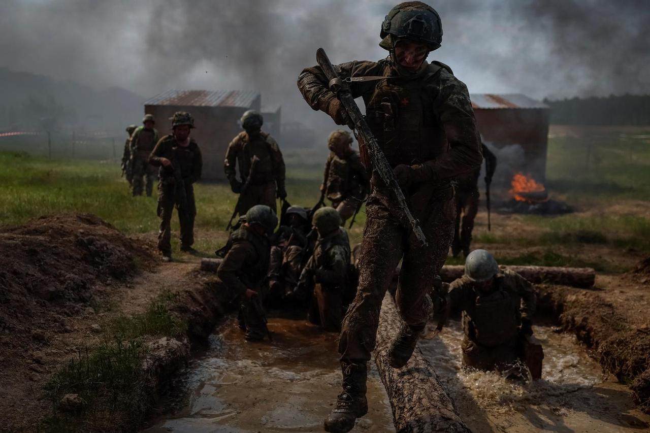 Ukrainian servicemen attend an exercise in Chernihiv region