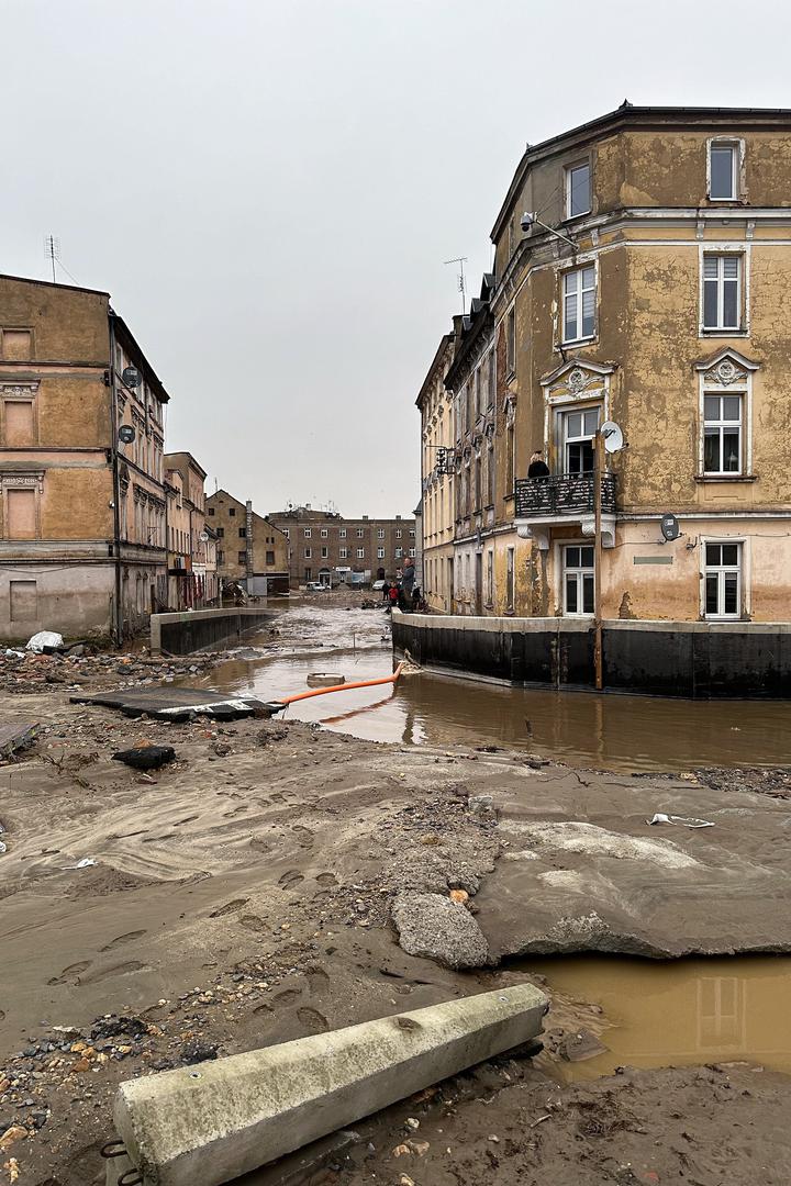 Głuchołazy (woj. opolskie), 15.09.2024. Dynamiczna sytuacja powodziowa. Rzeka Biała Głuchołaska zalała Głuchołazy, 15 bm. Niż genueński, który dotarł nad Polskę w czwartek 12 września, odpowiada za aktualne załamanie pogody i ulewne deszcze szczególnie na Dolnym Śląsku. (aldg) PAP/Michał Meissner Photo: Michał Meissner/PAP