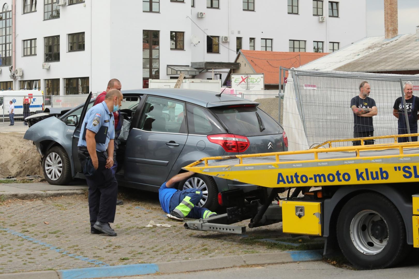 17.09.2021., Osijek - Vozacica osobnog automobila pri pokusaju parkiranja na istocni parking KBC Osijek, izgubila je kontrolu nad vozilom te probila zastitnu ogradu i upala u rupu na gradilistu. Photo: Dubravka Petric/PIXSELL