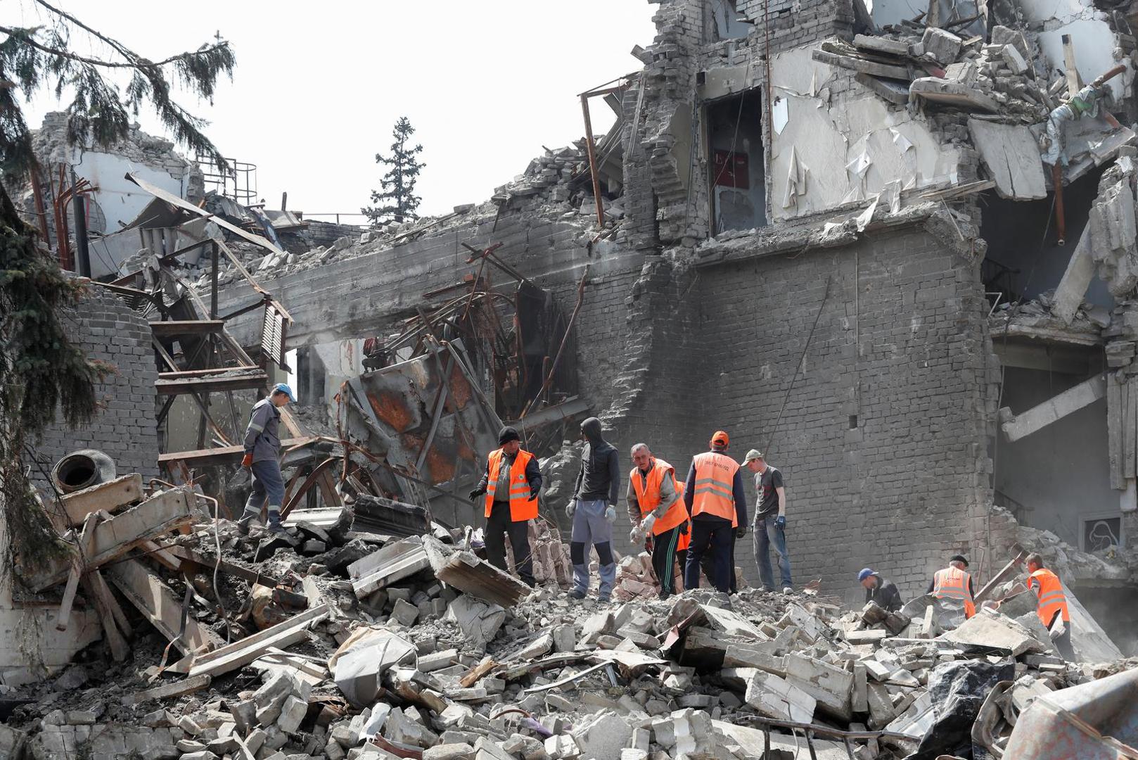 Emergency management specialists and volunteers remove the debris of a theatre building destroyed in the course of Ukraine-Russia conflict in the southern port city of Mariupol, Ukraine April 25, 2022. REUTERS/Alexander Ermochenko Photo: Alexander Ermochenko/REUTERS