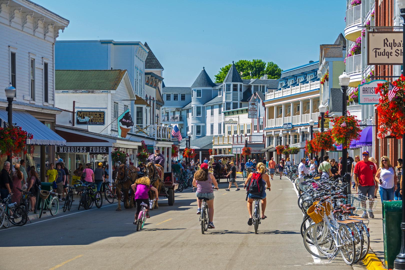 Mackinac Island, Michigan: Ovaj otok u Michiganu, na jezeru Huron, od 1898. zabranio je korištenje bilo kojeg motornog vozila, uz vrlo ograničene iznimke - a okruženje bez automobila pomaže u učvršćivanju njegovog šarma iz viktorijanskog doba. Mještani putuju biciklom, pješice, konjskom zapregom i nautičkim sredstvima - u luci plutaju brojni brodovi. Otok nudi obilje mogućnosti za planinarenje i zapanjujuće prirodne kamene formacije koje možete vidjeti, kao što su Arch Rock i Sugar Loaf. Otok Mackinac također ima bogatu vojnu povijest, a posjetitelji mogu prošetati tvrđavom Mackinac i svjedočiti demonstracijama starog oružja. 