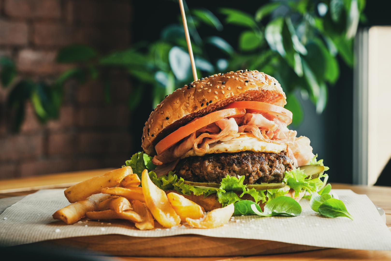 Vaga (23. rujna - 22. listopada): Bistro burger - Vage traže ravnotežu i estetiku. Rodriguez preporučuje bistro burger s plavim sirom, hrskavim kriškama jabuke i rikulom. ‘Ovaj burger odražava Vagin osjećaj za harmoniju i ljepotu’, kaže ona.