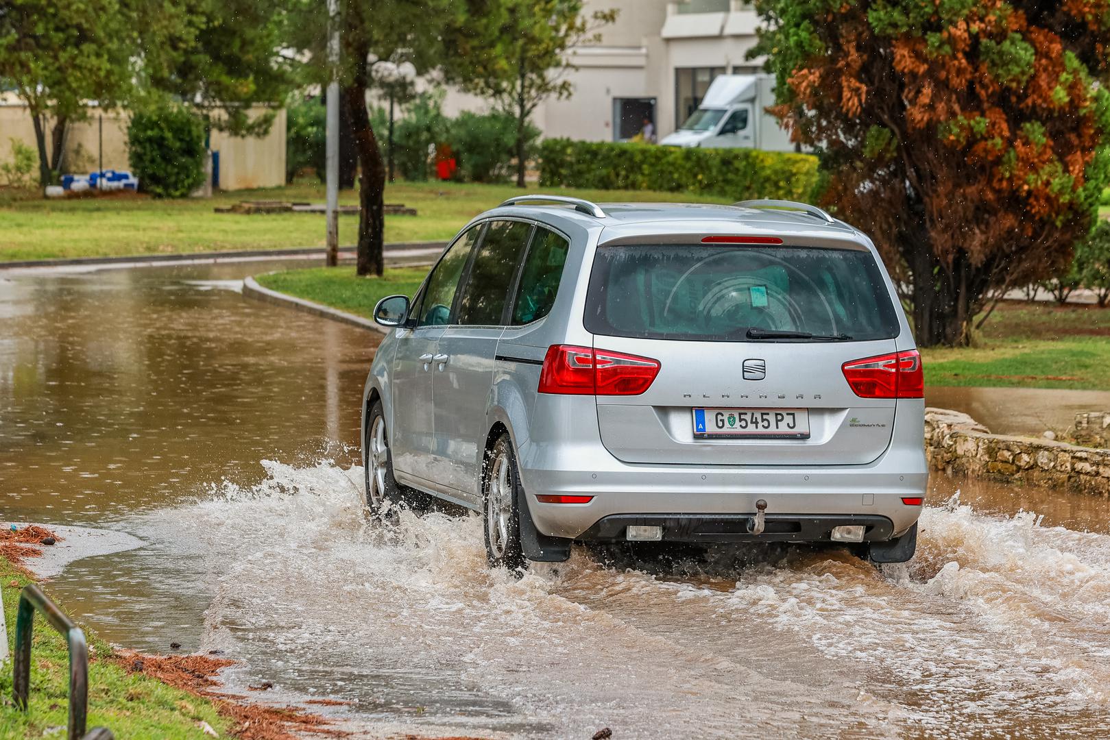 12.09.2024., Umag - 
Nakon jakog juga i kise potopljeni su neki dijelovi Umaga a poslje je jak vijetar izmamio znatizeljne turiste i surfere na more Photo: Srecko Niketic/PIXSELL