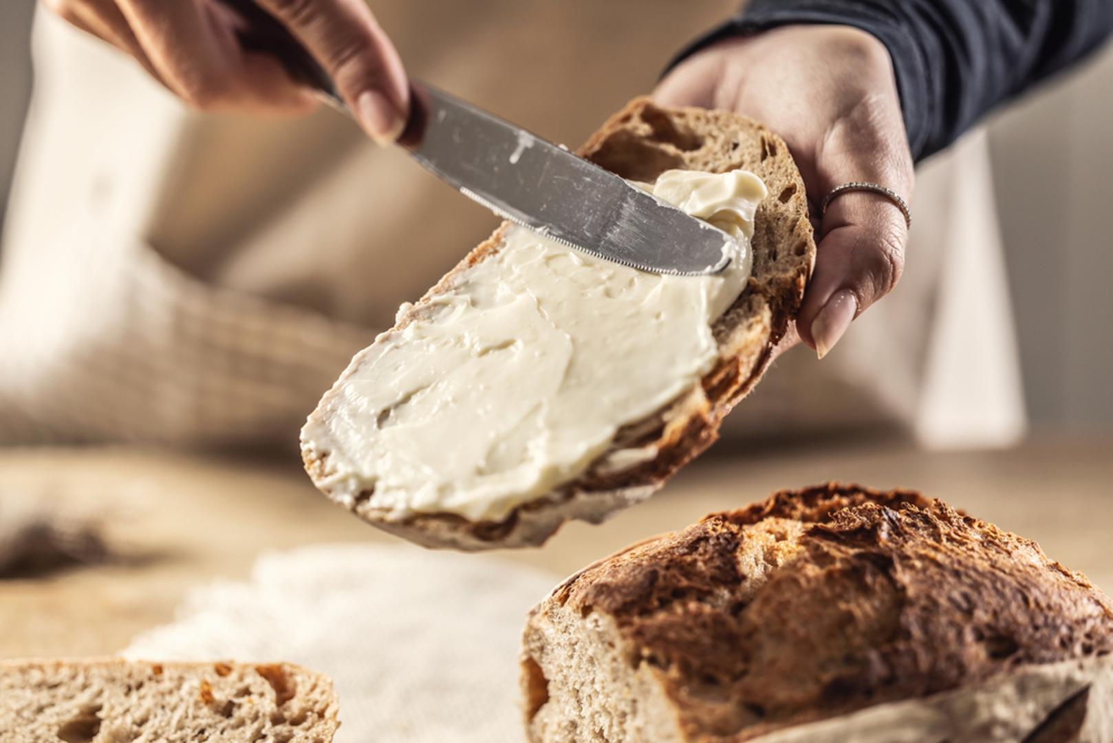 Intolerancija na gluten može izazvati značajnu nelagodu, proljev, nadutost, bolove u trbuhu i druge simptome koji se javljaju nakon konzumacije namirnica koje sadrže gluten, poput tijesta, keksa, piva i sl. Spomenuti se simptomi obično povlače kada osoba izbaci gluten iz prehrane. Često se poistovjećuje s celijakijom, no to nije isto jer je celijakija autoimuna bolest koja zahtijeva konstantno praćenje. Ovo su najčešći simptomi intolerancije na gluten.