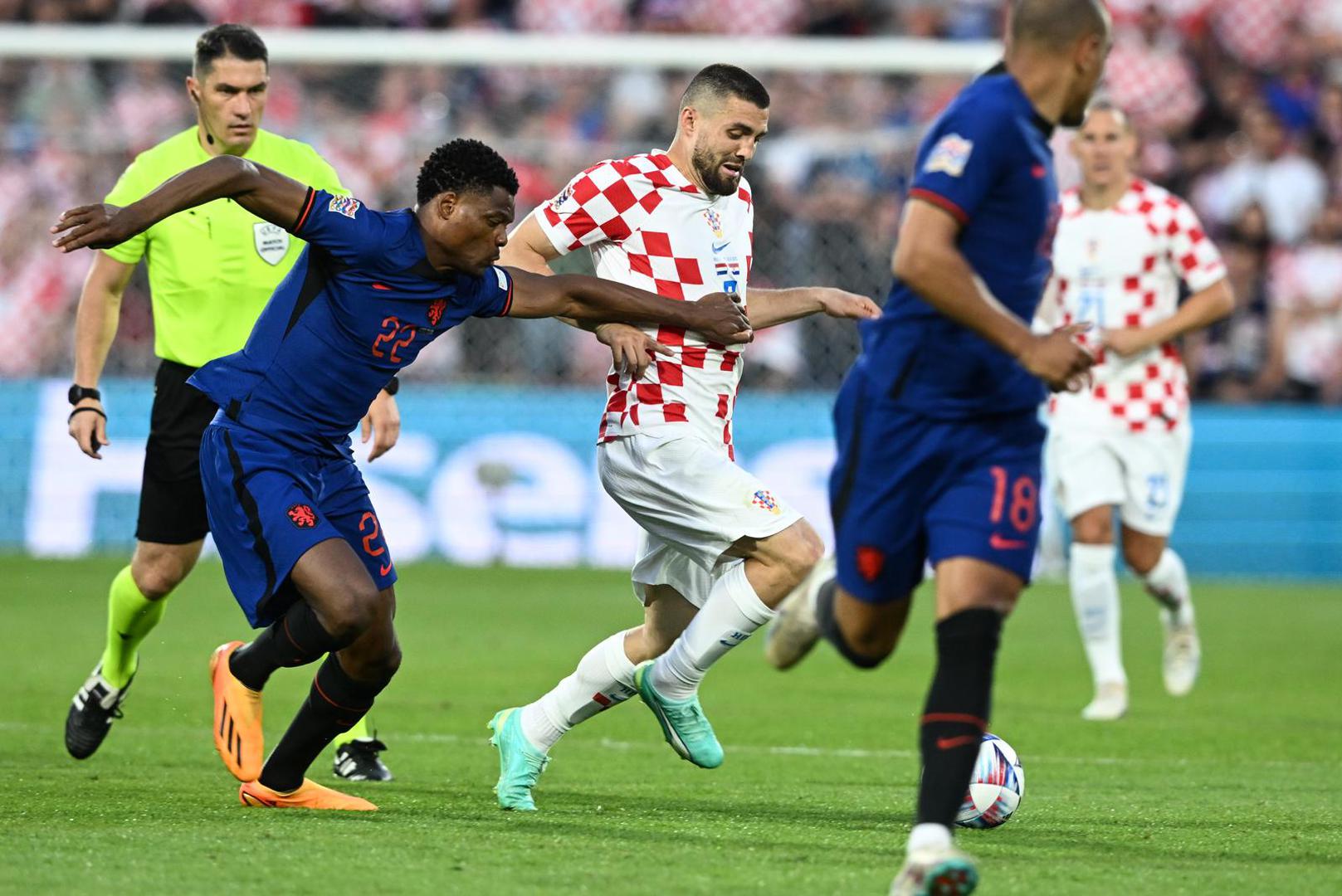 14.06.2023., stadion Feyenoord "De Kuip", Rotterdam, Nizozemska - UEFA Liga Nacija, polufinale, Nizozemska - Hrvatska. Denzel Dumfries, Mateo Kovacic Photo: Marko Lukunic/PIXSELL