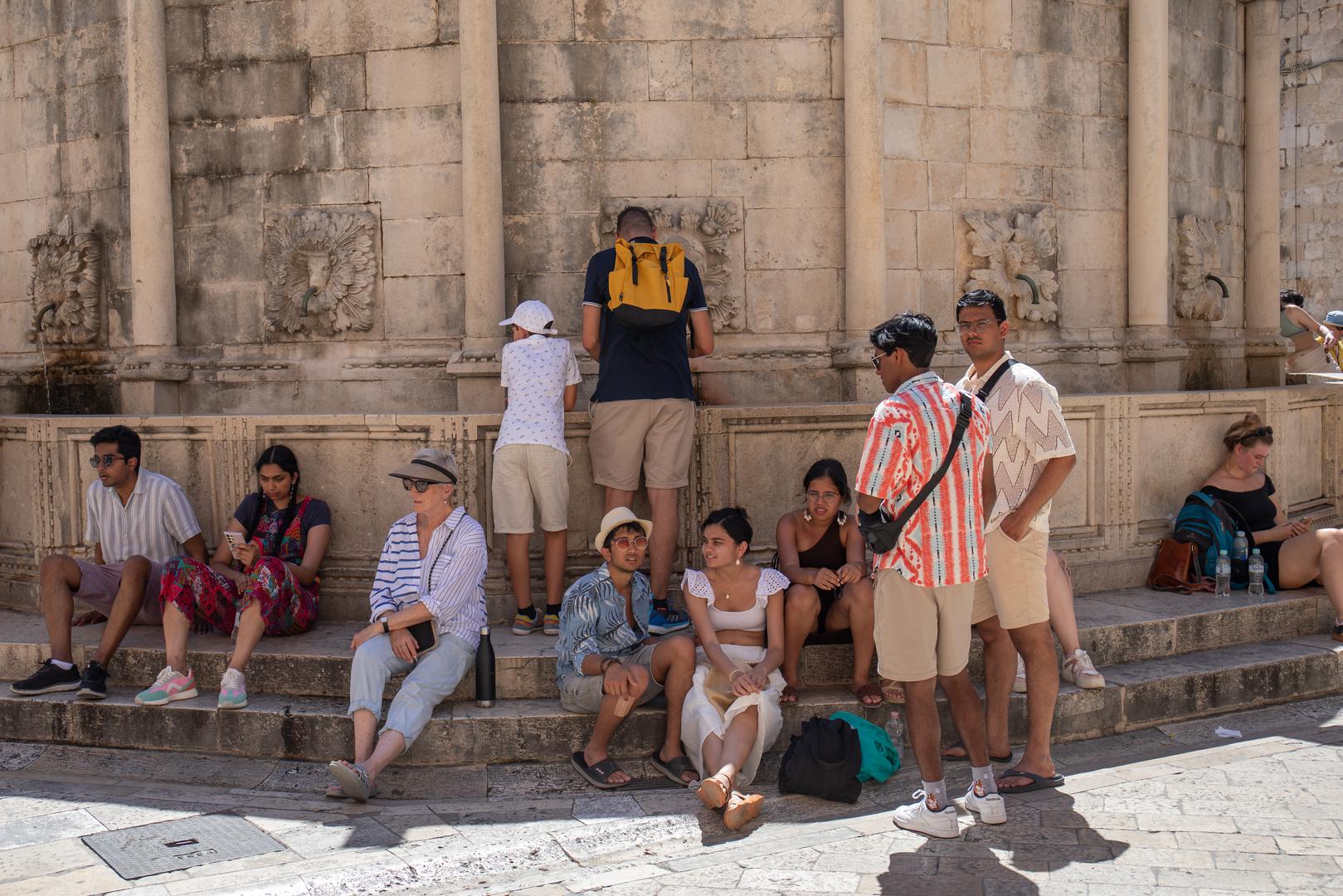 Iz Turističke zajednice Dubrovnik izvijestili su kako već rade na boljem reguliranju broja posjetitelja raznim mjerama. To je, između ostalog, uključivalo: sustav za predviđanje broja posjetitelja ili ograničavanje istodobnih dolazaka kruzera na dva dnevno. Studije su, kažu u turističkoj zajednici, već potvrdile pozitivne trendove u raspodjeli broja posjetitelja.