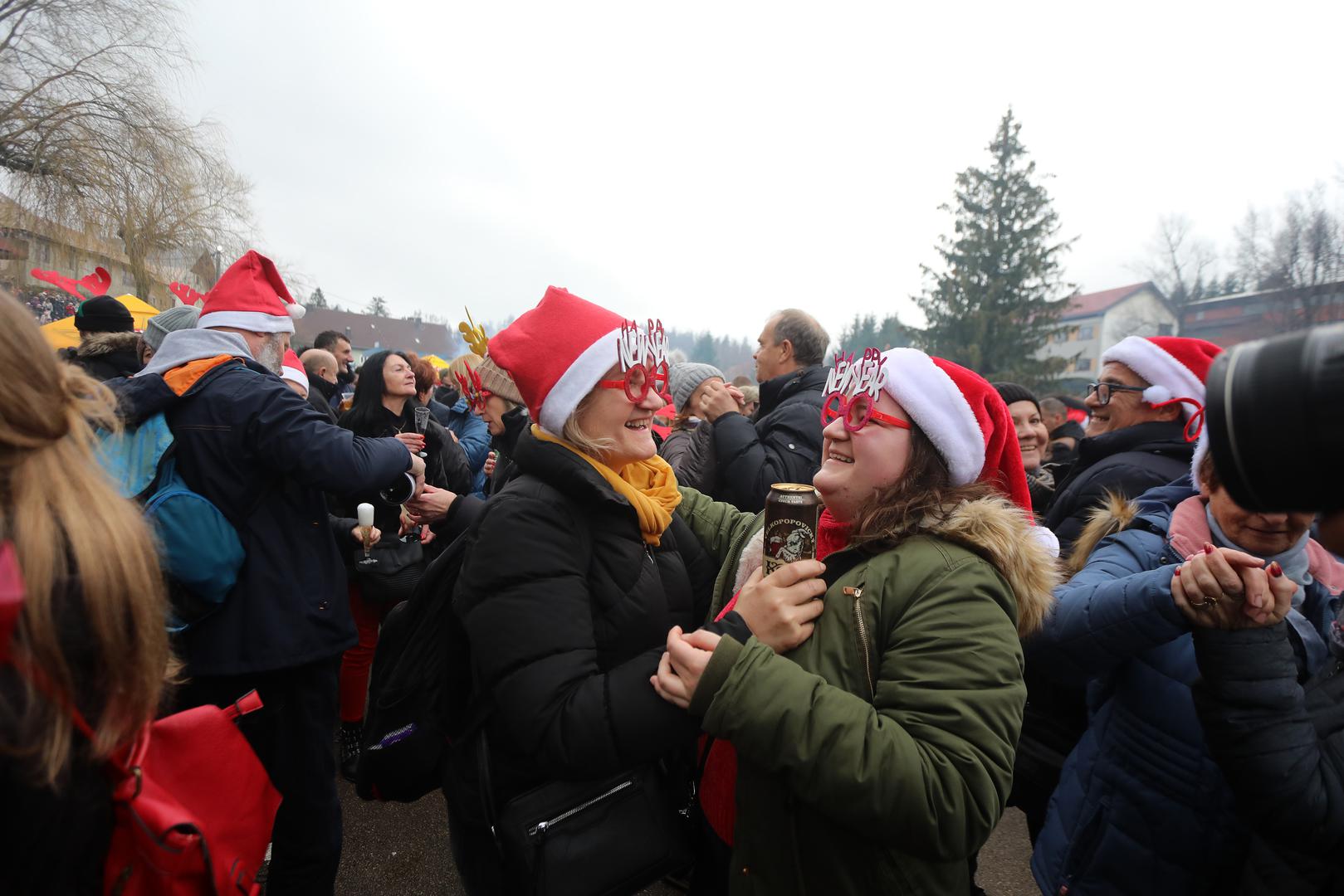 31.12.2022., Fuzine - Docek Nove godine u podne na igralistu pored brane  Photo: Goran Kovacic/PIXSELL