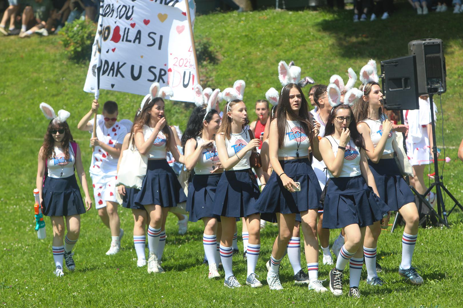 24.05.2024., Karlovac - Maturanti Gimnazije Karlovac tradicionalno su  zadnji dan skole otplesali Salonsko kolo. Svi zavrsni razedi Gimnazije predstavili su se pred brojnom publikom u plesnoj koreografiji koja je  tradicija skole vec 16. godina. Photo: Kristina Stedul Fabac/PIXSELL