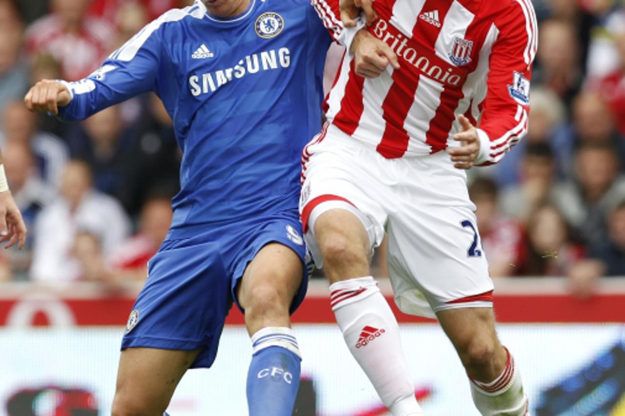 'Chelsea\'s Spanish player Fernando Torres (L ) vies with Stoke City\'s Irish player Rory Delap  during a Premier League football match at The Brittannia Stadium in Stoke-on-Trent , central England on