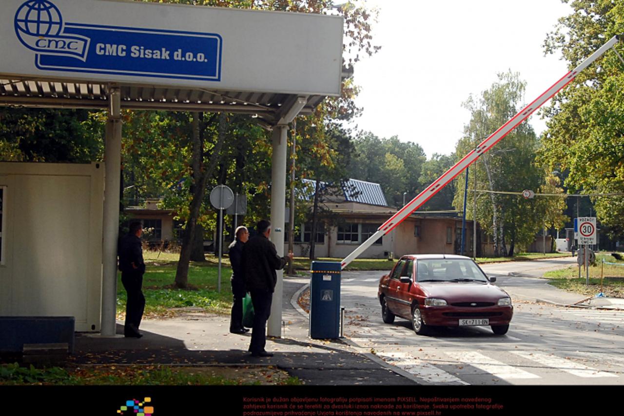 '08.10.2011., Sisak - Vijest iz poslovodstva americkog CMC-a o zatvaranju ili prodaji sisackog pogona neugodno je iznenadila radnike. Pogoni CMC-a nisu radili pa losu vijest nije imao tko komentirati.