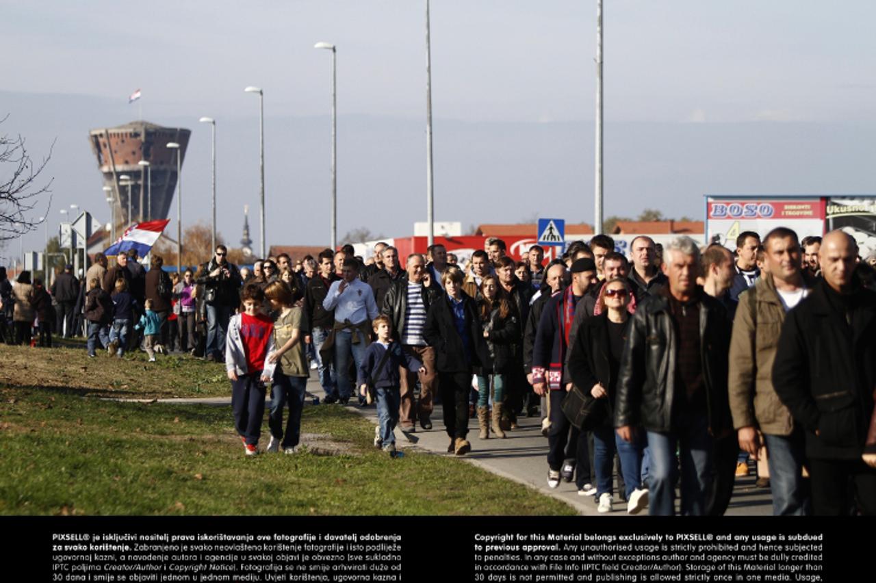 '18.11.2012., Vukovar - Krizni put - Kolonu sjecanja na Dan sjecanja na zrtvu Vukovara 1991.-2012. predvode pripadnici Hrvatskih ratnih vojnih invalida Domovinskog  rata grada Vukovara i ostali branit