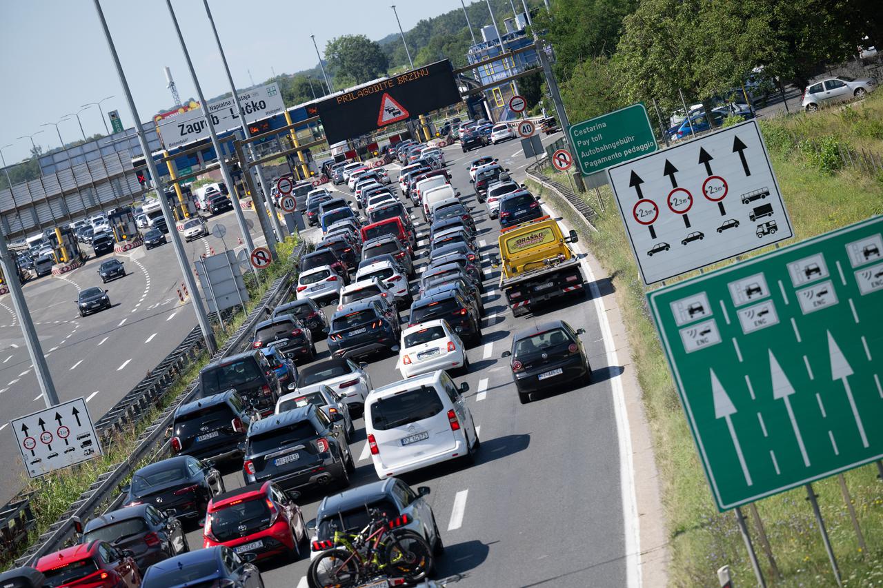 Zagreb: Velike gužve stvaraju se na naplatnoj postaji Lučko u smjeru mora