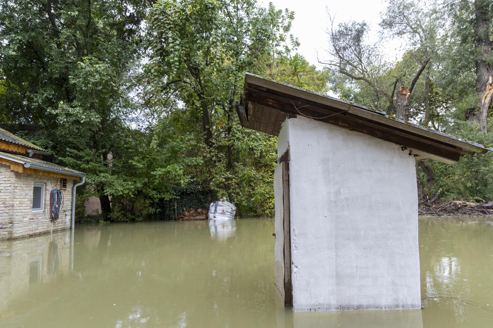 Situacija u Batini je mirna, službenici Hrvatskih voda su na terenu, područje je osigurano, a situaciju u odsječenom naselju kontroliraju dronovima. 