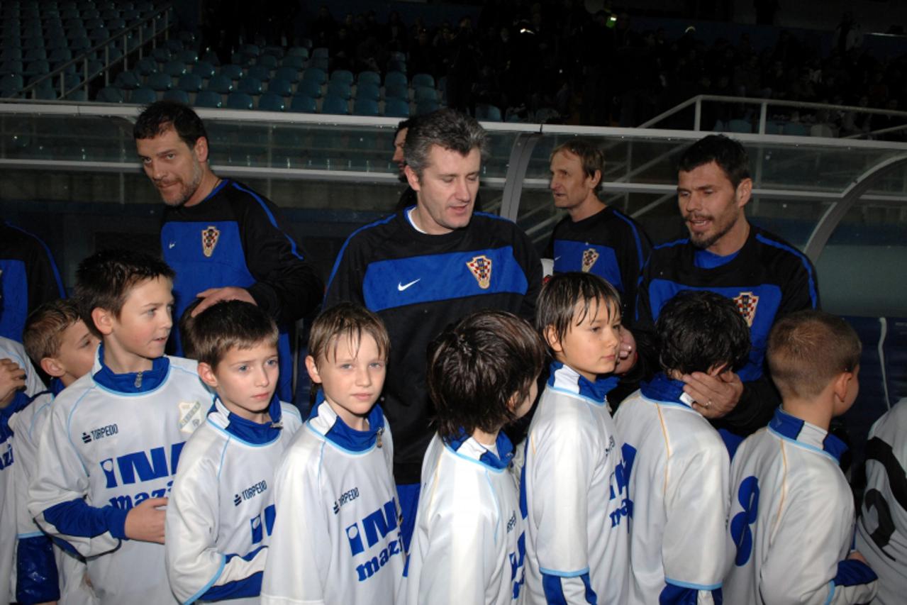 \'22.12.2010. Rijeka, Humanitarna nogometna utakmica na Kantridi izmedju Vatrenih 90 i Legendi Rijeke, povodom 20 godina od utakmice Hrvatska-Rumunjska. Bilic, Suker i Boban sa malim nogometasima. Pho