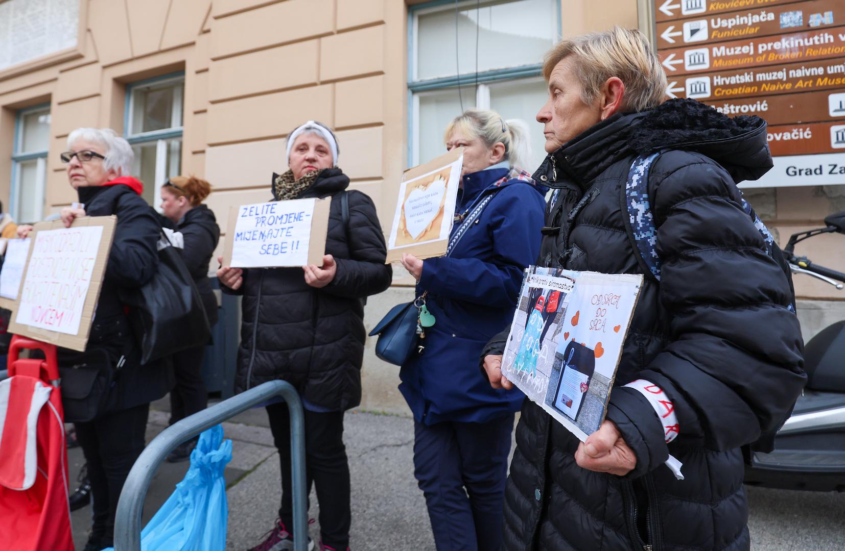 Na prosvjedu su govorili predstavnici inicijative koji su uputili dopis Vladi RH, Gradskoj upravi Zagreba i zagrebačkoj Gradskoj skupštini.