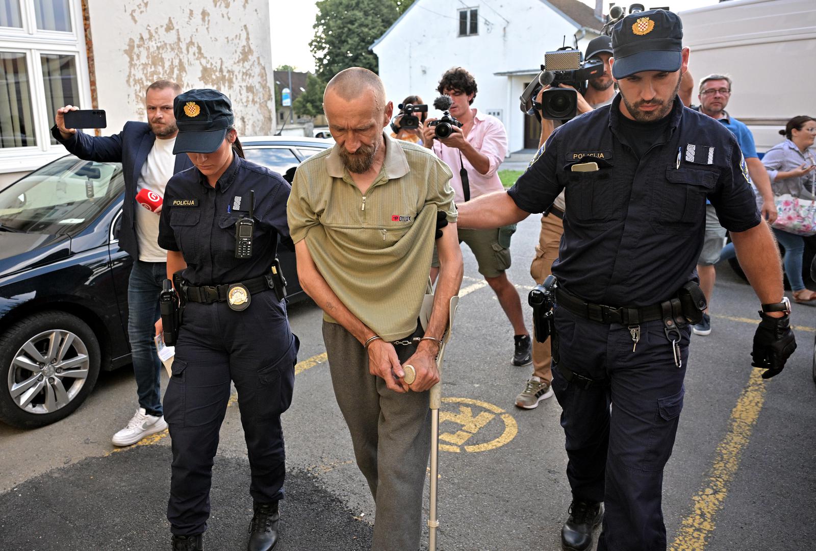 Stigao je u pratnji policije, u lisicama i sa štakom