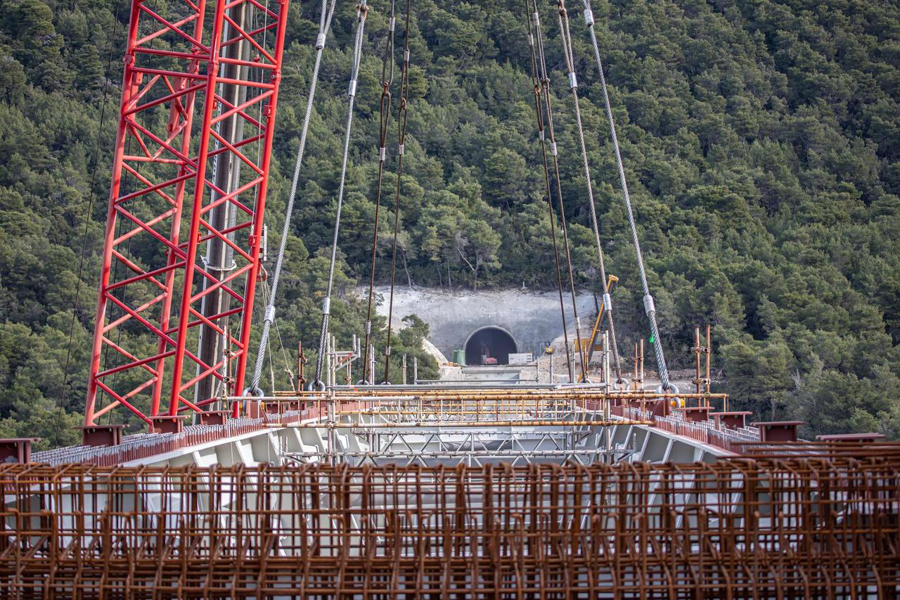Postavljen je najveći segment čelične konstrukcije budućeg mosta Ston