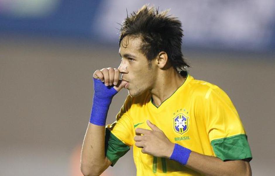 'Brazil\'s Neymar celebrates after scoring  against Argentina during a friendly match  at Serra Dourada Stadium, in Goiania, center-western Brazil, on September 19, 2012. Brazil won 2-1. Photo: ED FER